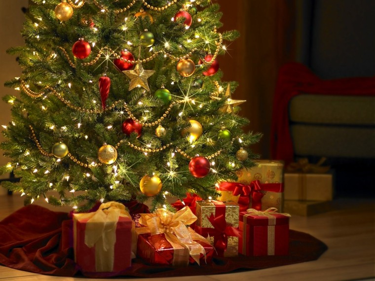 arbol-de-navidad-precioso-regalos-rojos