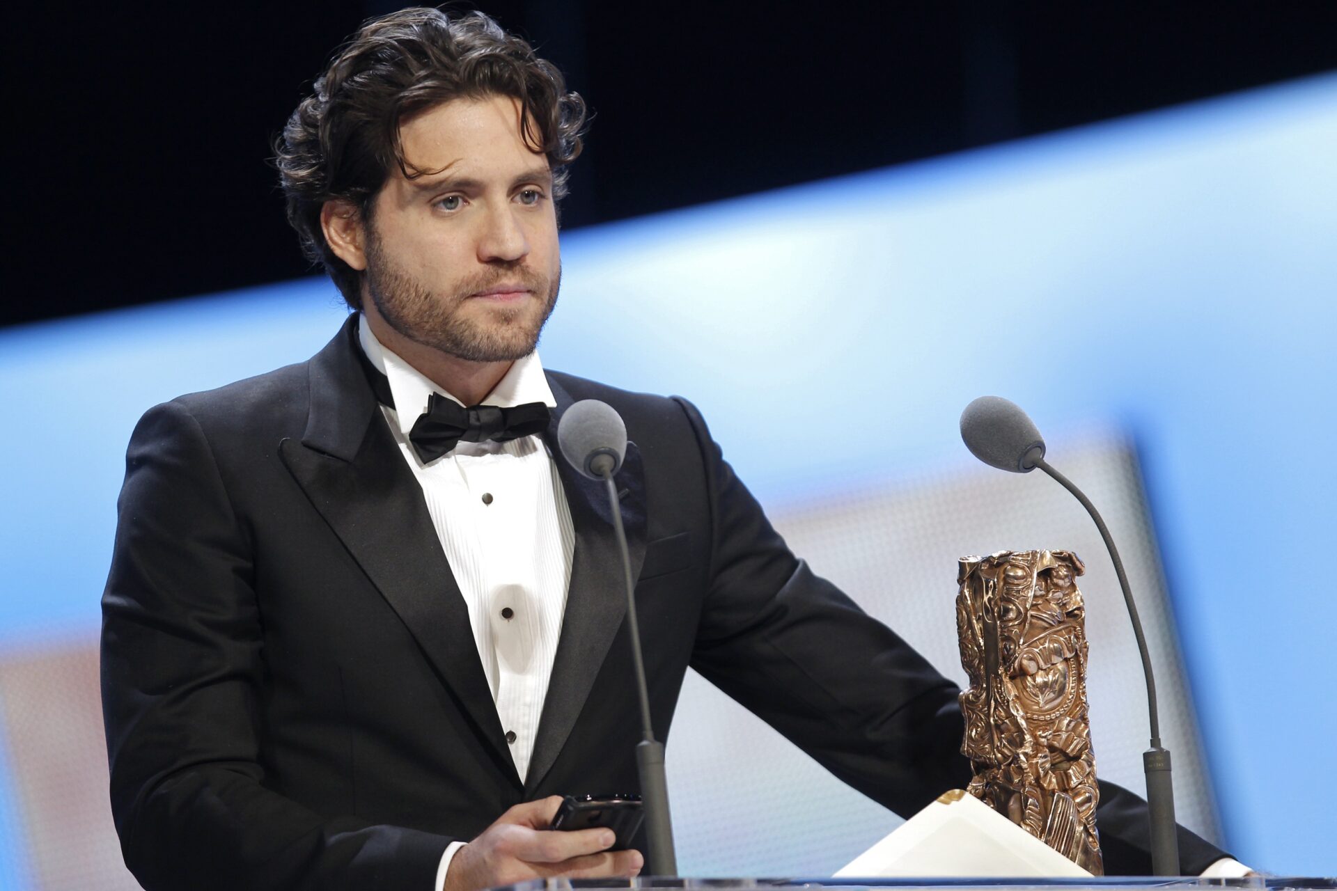 Venezuelan actor Edgar Ramirez stands with his trophy after winning the Best Newcomer award for French director Olivier Assayas' film "Carlos" during the 36th Cesar Awards ceremony in Paris February 25, 2011. REUTERS/Benoit Tessier (FRANCE - Tags: ENTERTAINMENT) FRANCE-AWARDS/