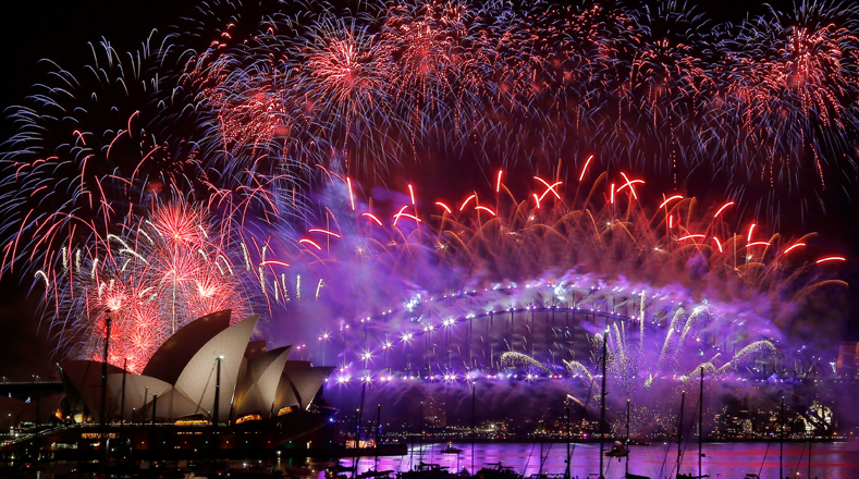 Fireworks explode over the Sydney Opera House and Harbour Bridge as Australia ushers in the New Year in Sydney, January 1, 2017. REUTERS/Jason Reed TPX IMAGES OF THE DAY
