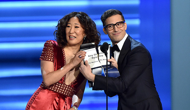 Golden Globe Awards Andy Samberg y Sandra Oh 